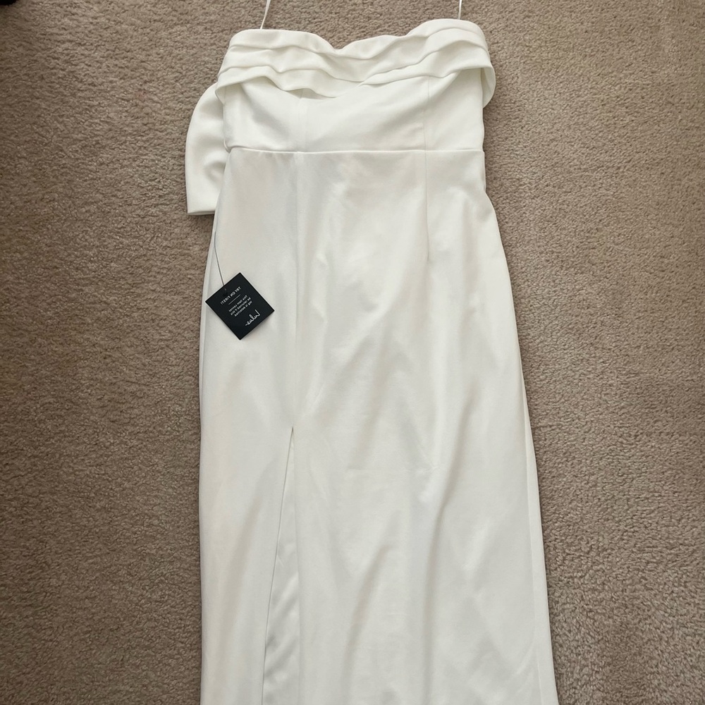 Elegant White Strapless Dress with Back Bow Detail - Picture 2 of 5